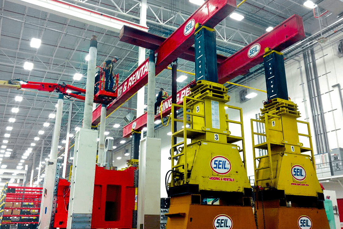 Saltillo_Installation of a thousand-ton press crown using a riser to increase the height of the Gantry